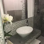 劳拉公寓 *